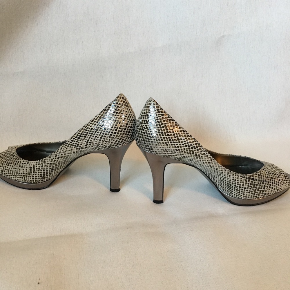 Anne Klein snake skin peep toe heel - Picture 4 of 8
